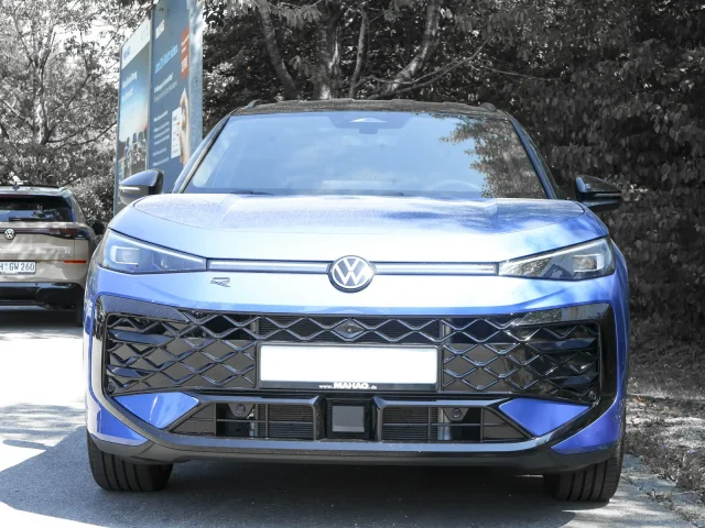 Volkswagen T-Roc 1.5 L ETSI R-Line BlackStyle IQ.Light IQ.Drive Navi ParkAssistPro AreaView EKlappe App YorkAero19'Black DSG