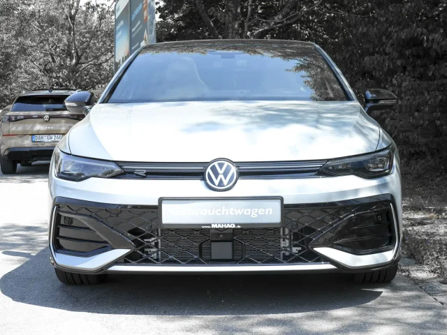 Volkswagen Golf VIII 2.0 TDI R-Line BlackStyle AHK IQ.Light Navi Pano HuD AreaView Standhz H&K App DSG