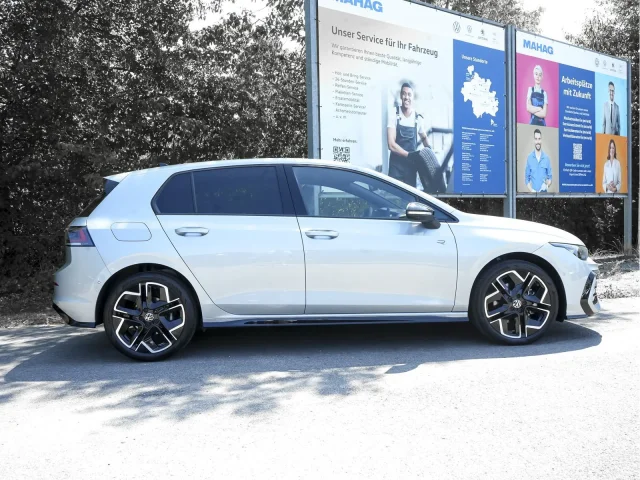 Volkswagen Golf VIII 2.0 TDI R-Line BlackStyle AHK IQ.Light Navi Pano HuD AreaView Standhz H&K App DSG