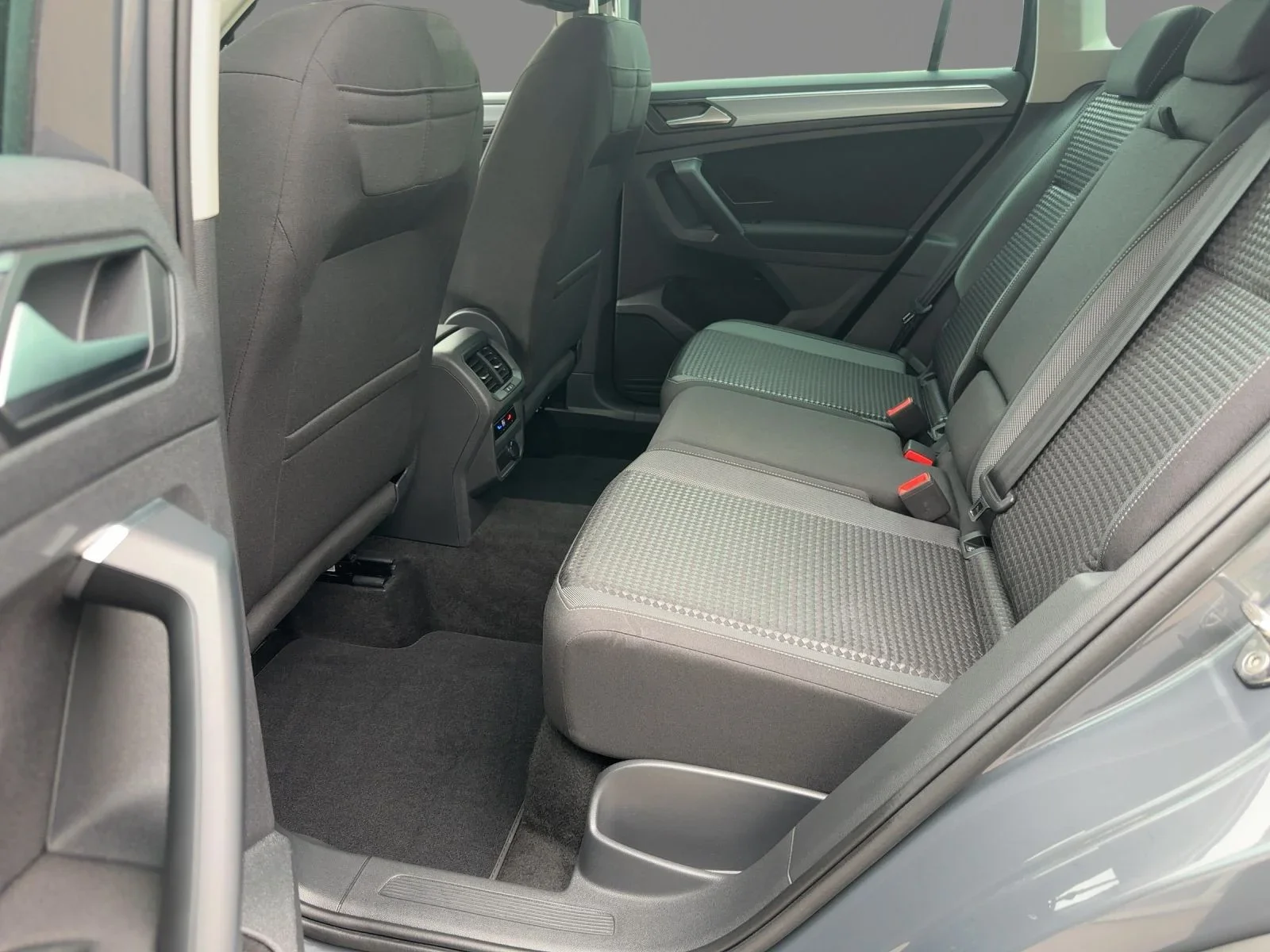 Volkswagen Tiguan ACTIVE 1.5 TSI DSG AHK LED NAVI PDC SHZ