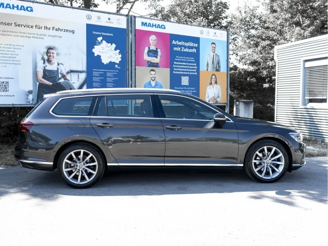 Volkswagen Passat Variant Elegance 2.0 TDI 4Mot IQ.Light IQ.Drive Navi EKlappe DCC ParkAssist RearView APP DSG