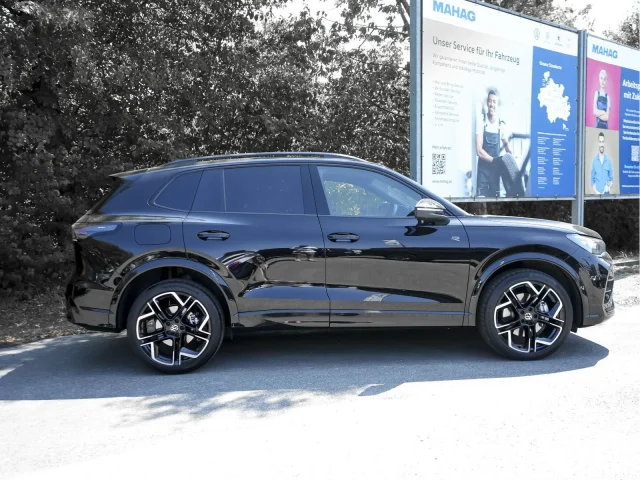 Volkswagen Tiguan 2.0 TSI 4MOT R-Line BlackStyle AHK IQ.Light IQ.Drive Pano H&K ParkAssistPro AreaView Standhz EKlappe App DSG
