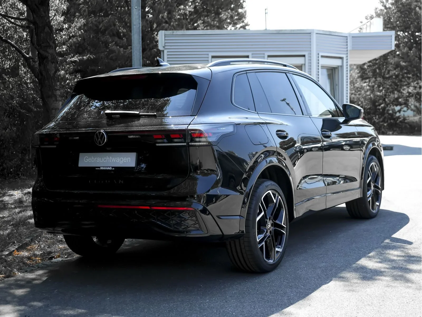 Volkswagen Tiguan 2.0 TSI 4MOT R-Line BlackStyle AHK IQ.Light IQ.Drive Pano H&K ParkAssistPro AreaView Standhz EKlappe App DSG