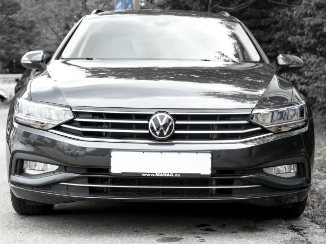 Volkswagen Passat Variant Business 1.5 TSI AHK LED Navi ParkPilot App DSG