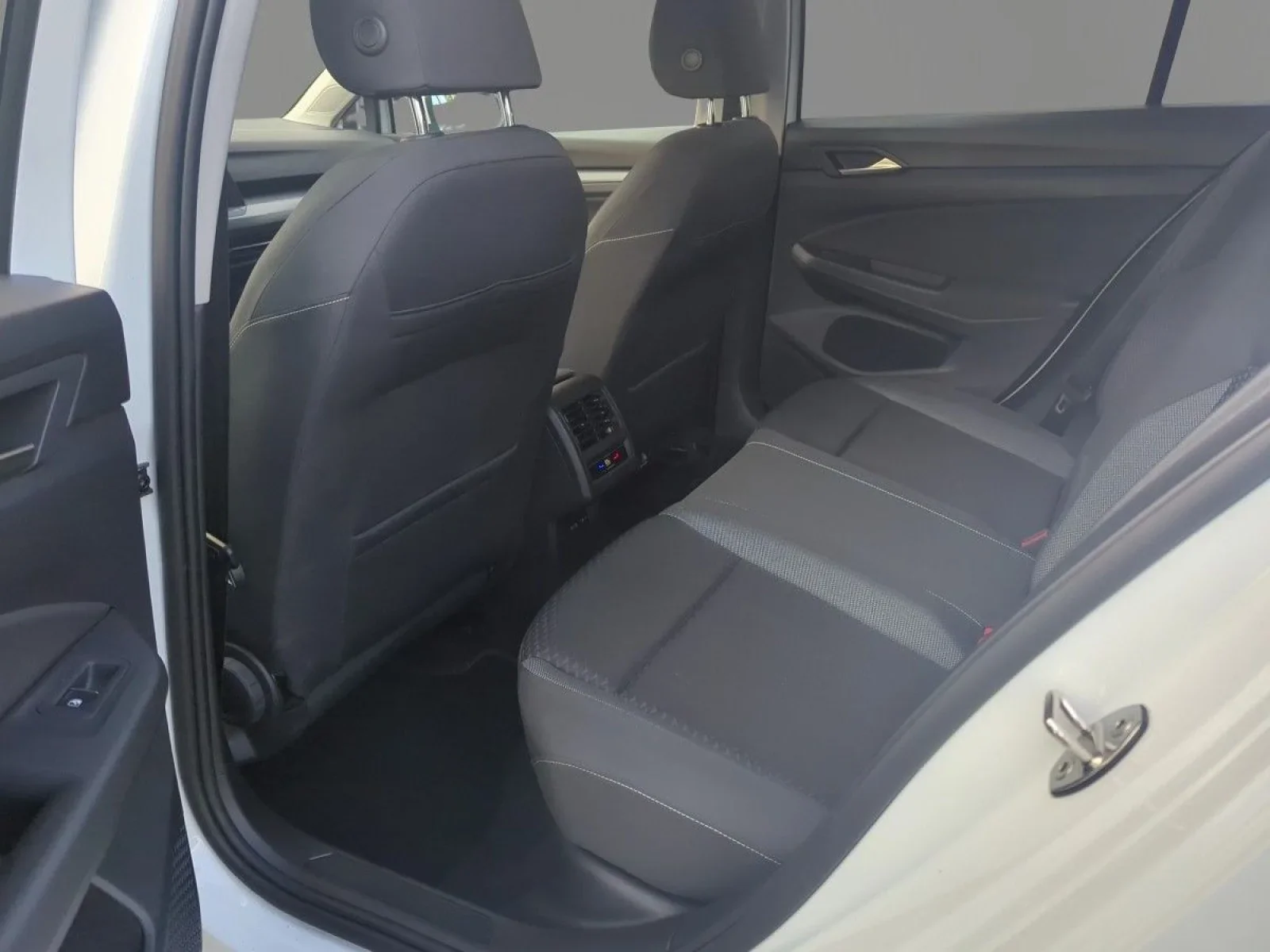 Volkswagen Golf 8 Active 2.0 TDI DSG LED NAV AHK ACC DAB+