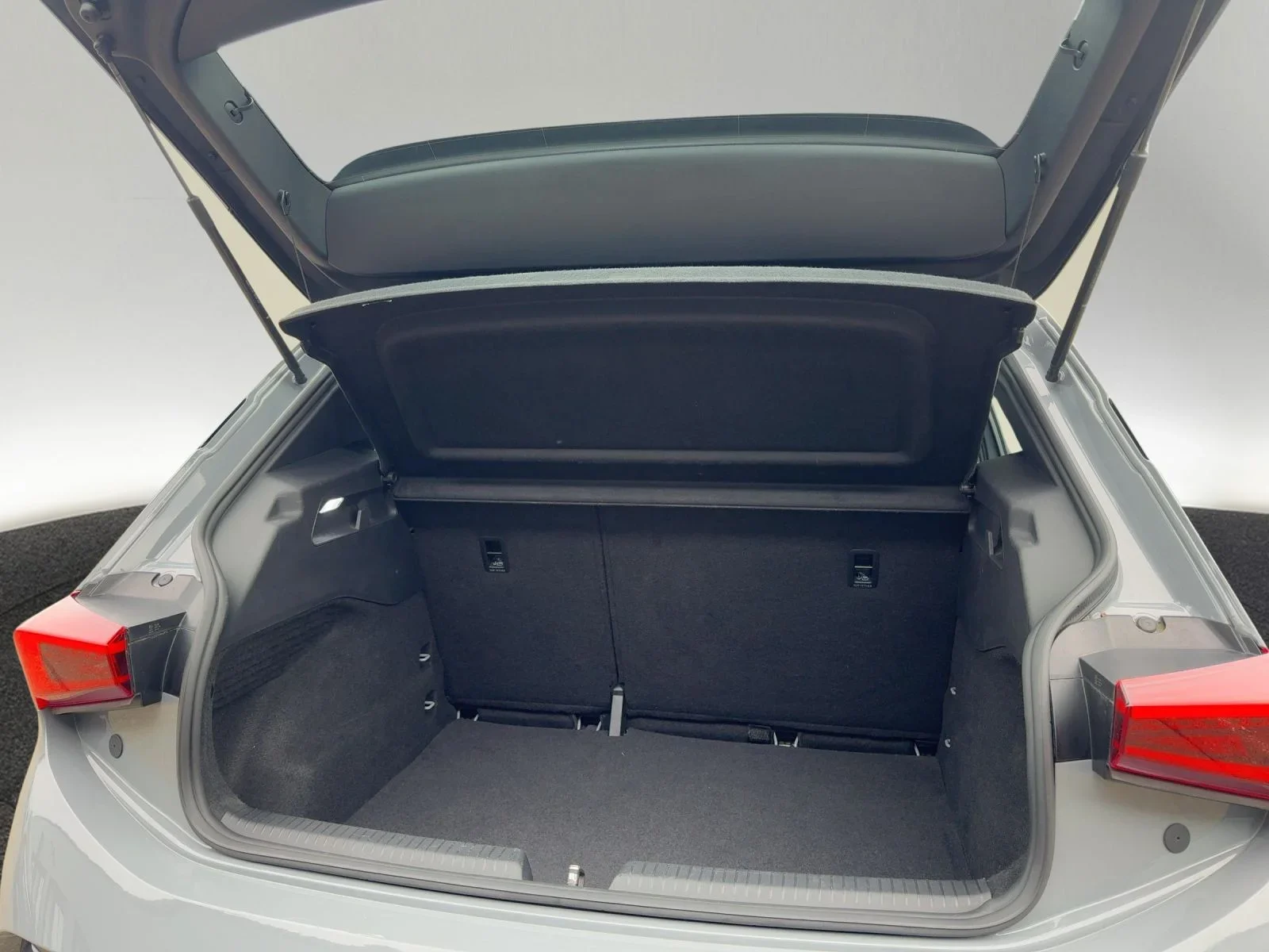 Cupra Born 150 KW LED PDC SHZ 18" KEYLESS APP DAB